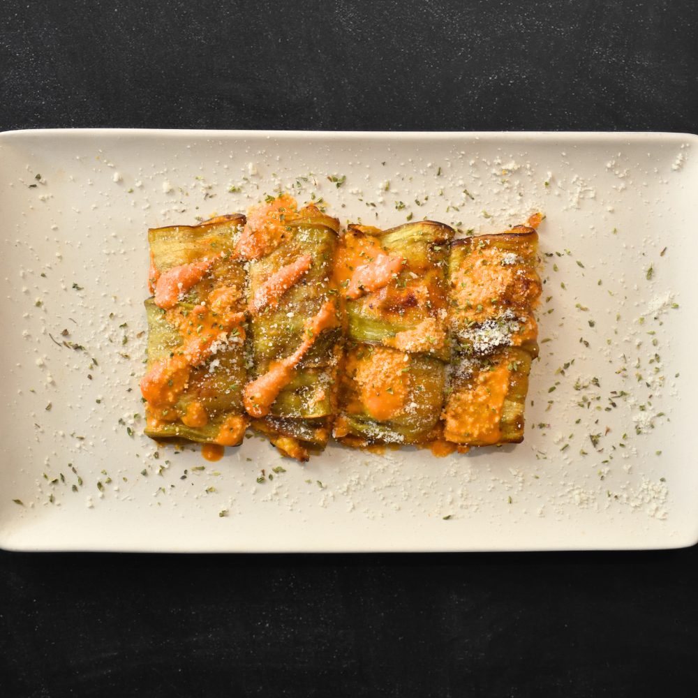 Canelos de berenjena con pesto rojo