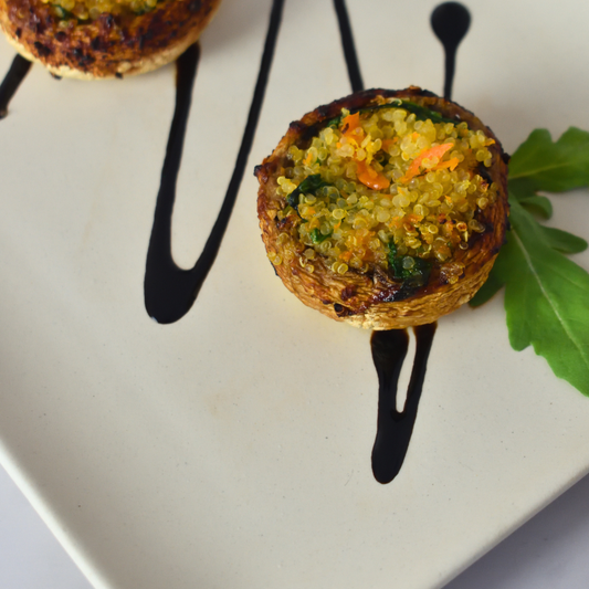 Setas portobello rellenas de quinoa y glaseadas con miso rojo