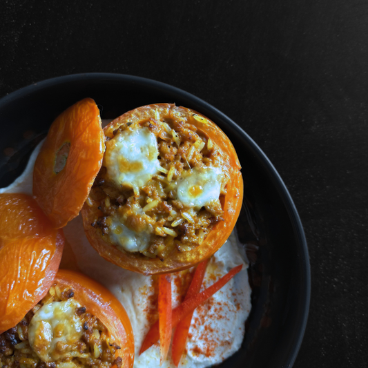 Tomates Rellenos sobre Hummus Cremoso y Feta