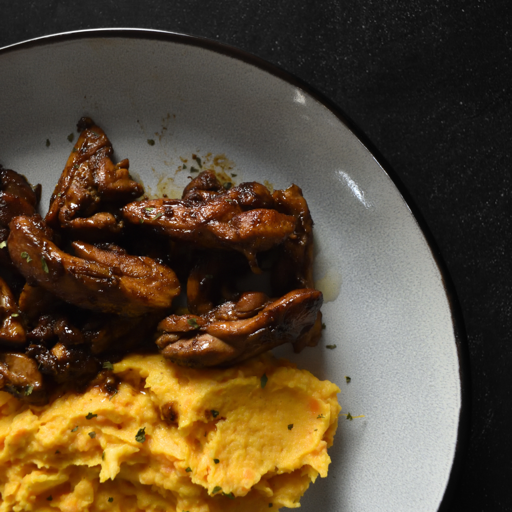Contramuslo de Pollo Glaseado al Café y Miel con Puré de Boniato Asado
