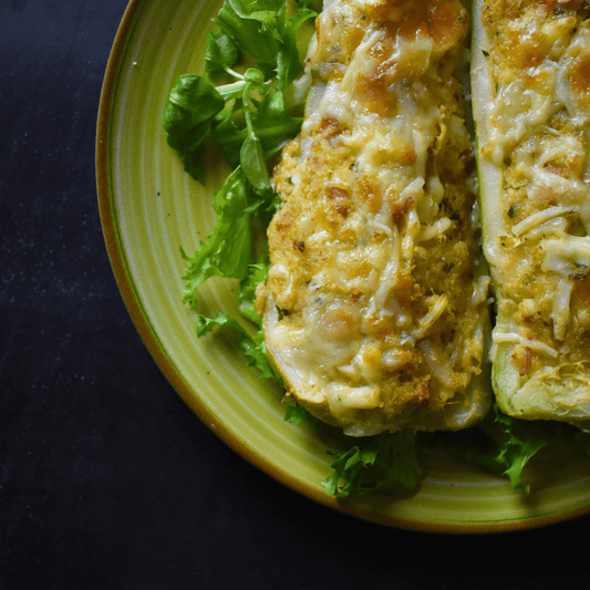 Calabacines rellenos de pollo especiado y gratinado de quesos