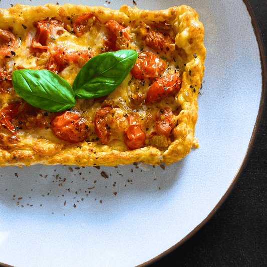Hojaldre Caprese con Tomate Confitado, Mozzarella y Albahaca