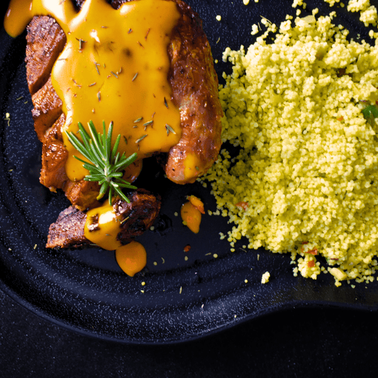 Secreto ibérico a la plancha con mojo de piquillos y couscous cítrico