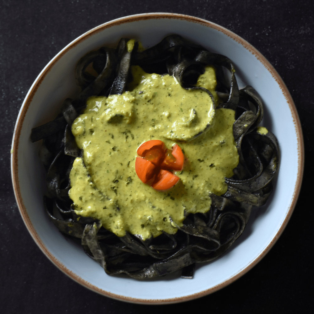 Tagliatelle de Tinta de Calamar con Salsa de Coco y Curry Verde