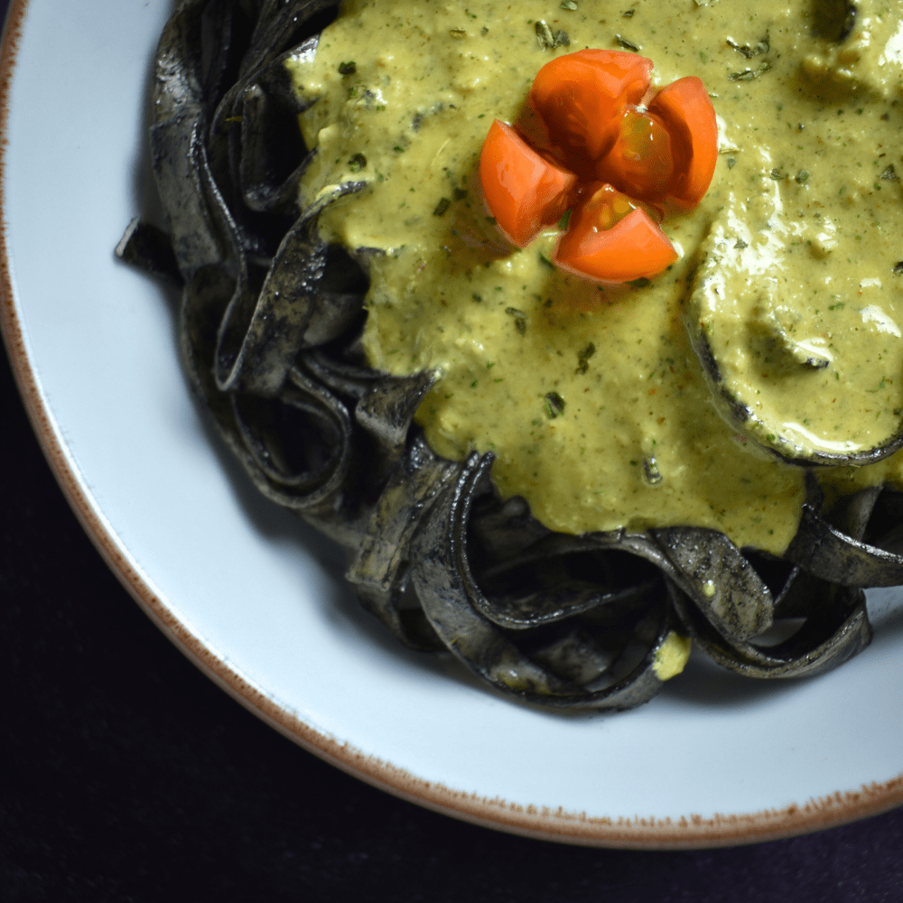 Tagliatelle de Tinta de Calamar con Salsa de Coco y Curry Verde