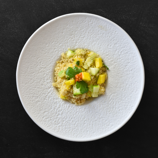 Ensalada de quinoa con mango, pepino, aderezo de lima y cilantro