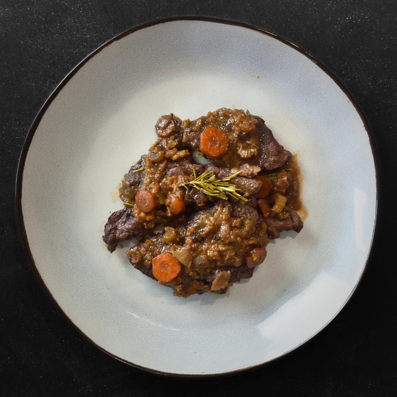 Carrillera de cerdo glaseada con vino tinto y romero