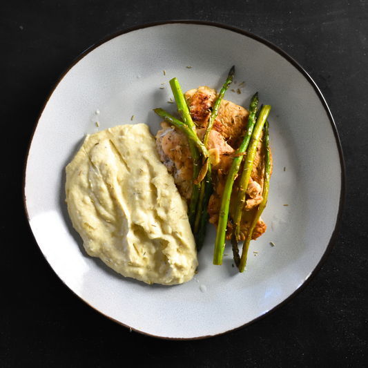 Pechuga de Pavo con Espárragos Salteados y Parmentier de Patata