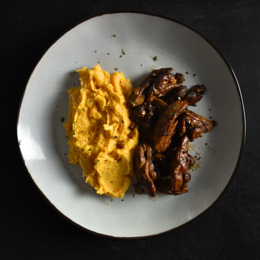 Contramuslo de Pollo Glaseado al Café y Miel con Puré de Boniato Asado