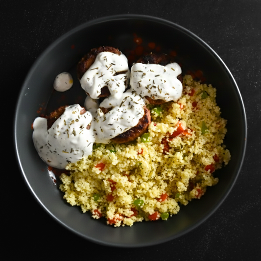 Albóndigas Asadas con Salsa de Yogur y Hierbabuena sobre Cous Cous