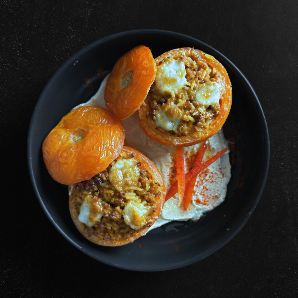 Tomates Rellenos sobre Hummus Cremoso y Feta