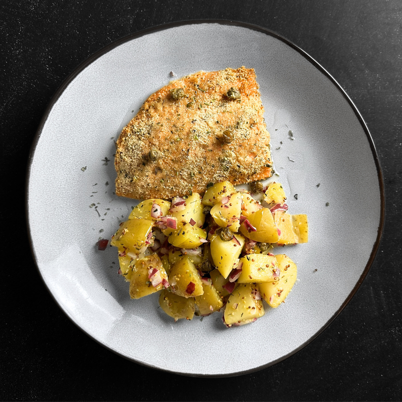 Salmón con Ensalada de Patata al Eneldo y Alcaparras Crujientes