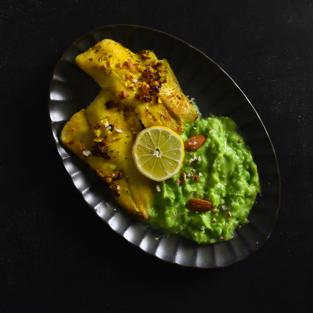 Merluza con Costra de Limón y Almendras sobre Puré de Guisantes