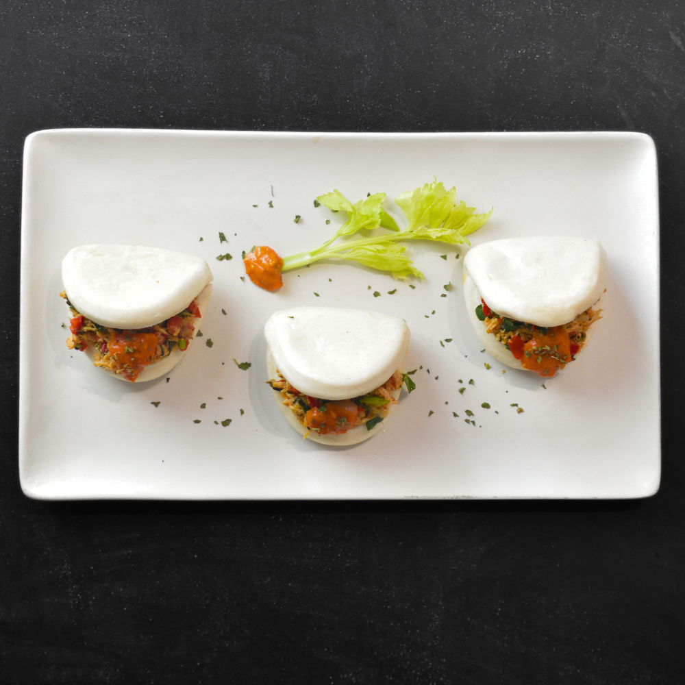 Baos al vapor de pollo y pesto rojo