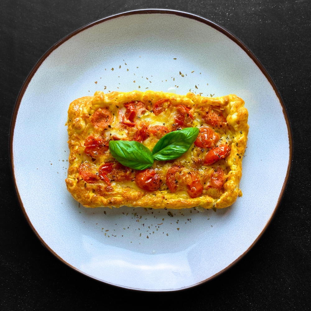 Hojaldre de caprese con tomate confitadp, mozarrella, albahaca