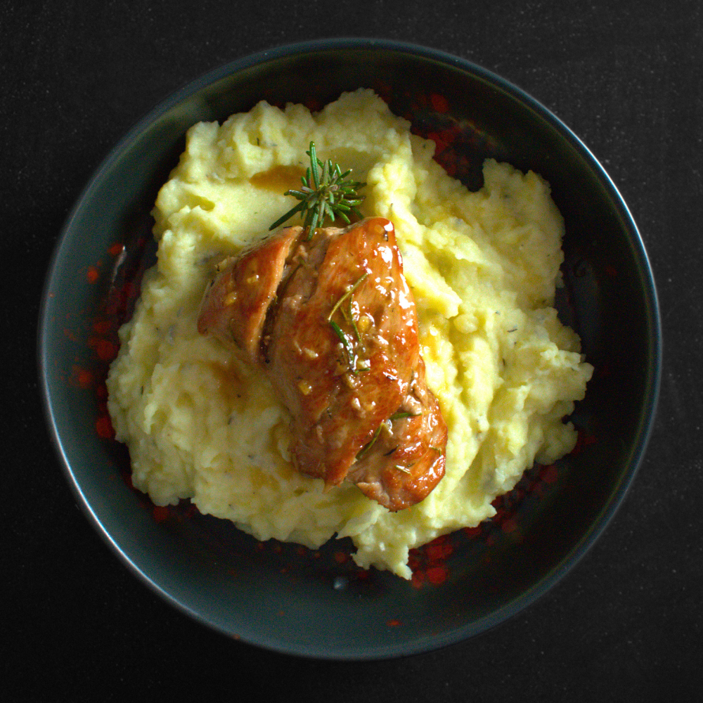 Solomillo de Cerdo con Glaseado de Miel y Romero sobre Parmentier