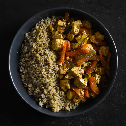 Tofu Ahumado a la Pimienta Negra con Verduras al Wok y Quinoa
