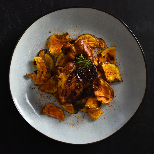 Muslos de Pollo Deshuesados con Glaseado de Miel, Soja y Pimentón Ahumado sobre Boniato Asado