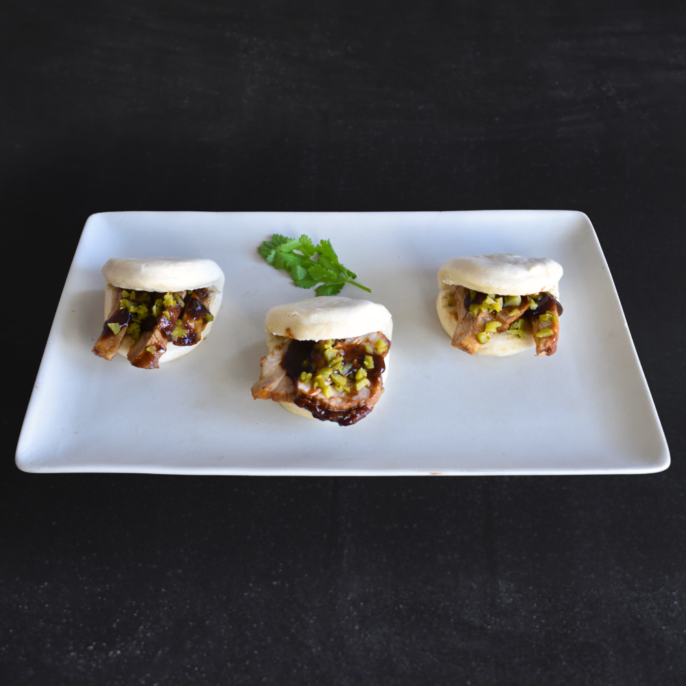 Baos de Secreto Ibérico con Glaseado de Miso y Pepinillos