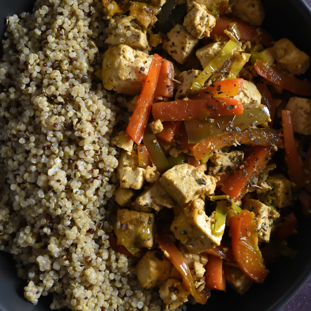 Tofu Ahumado a la Pimienta Negra con Verduras al Wok y Quinoa