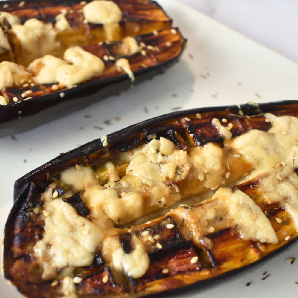 Berenjenas con glaseado de miso, miel y salsa tahini