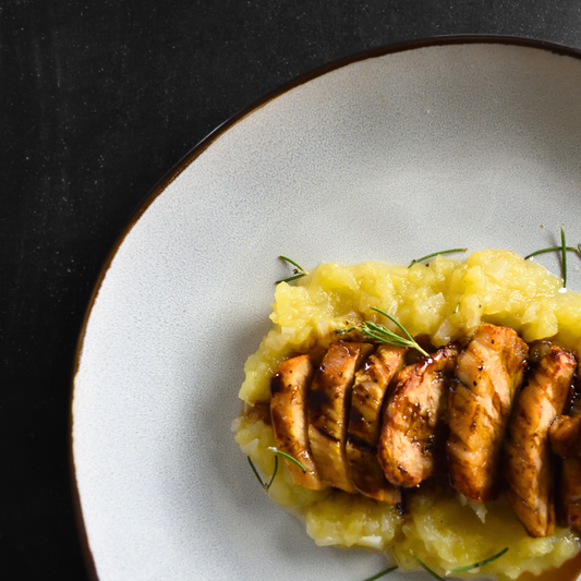 Secreto Ibérico con Puré de Manzana Verde y Reducción de Pedro Ximénez