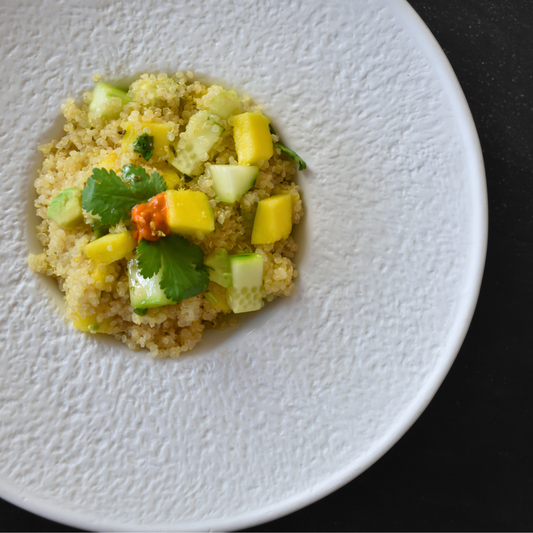 Ensalada de quinoa con mango, pepino, aderezo de lima y cilantro