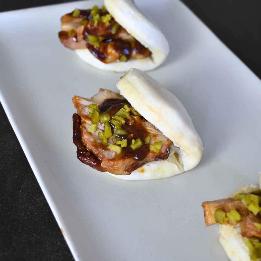 Baos de Secreto Ibérico con Glaseado de Miso y Pepinillos