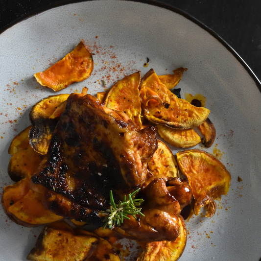 Muslos de Pollo Deshuesados con Glaseado de Miel, Soja y Pimentón Ahumado sobre Boniato Asado