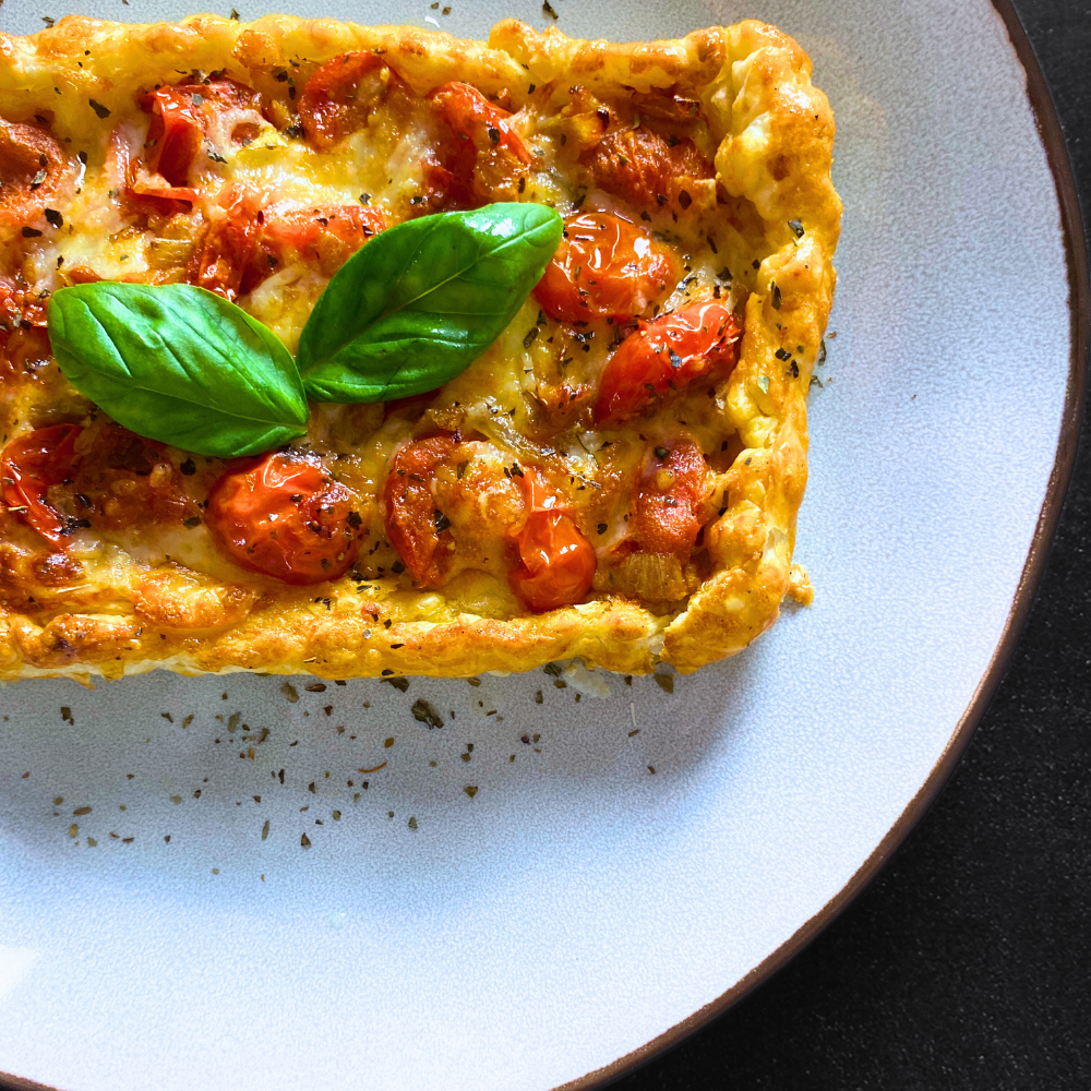 Hojaldre Caprese con Tomate Confitado, Mozzarella y Albahaca

