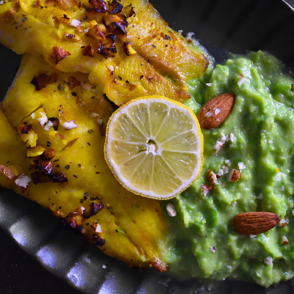 Merluza con Costra de Limón y Almendras sobre Puré de Guisantes