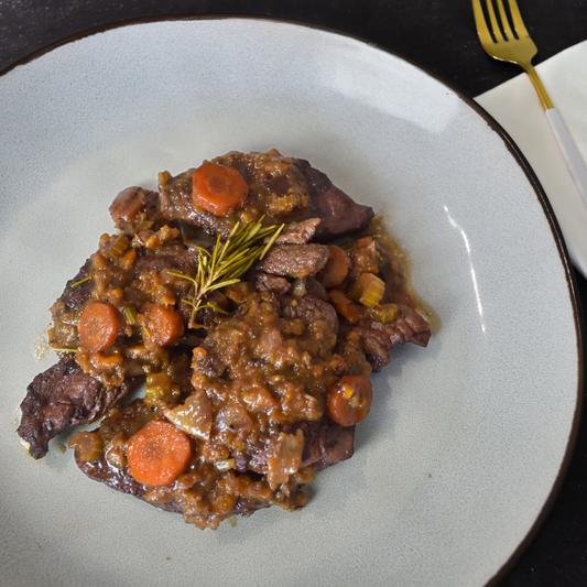 Carrillera de cerdo glaseada con vino tinto y romero