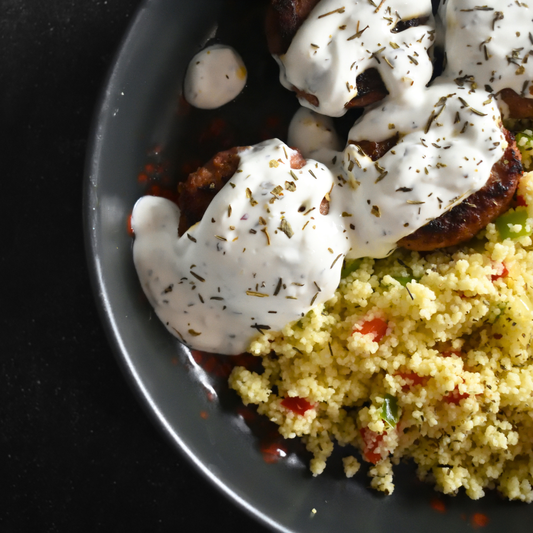 Albóndigas Asadas con Salsa de Yogur y Hierbabuena sobre Cous Cous
