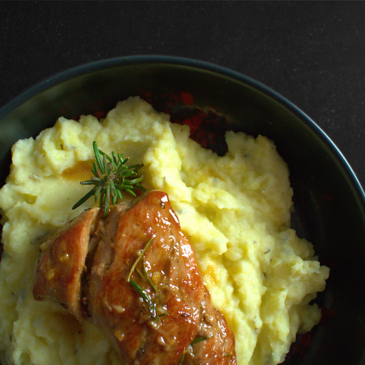 Solomillo de Cerdo con Glaseado de Miel y Romero sobre Parmentier