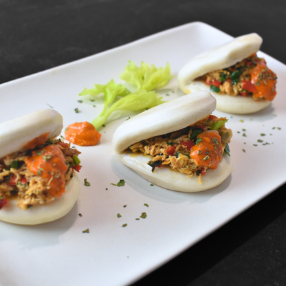 Baos al vapor de pollo y pesto rojo