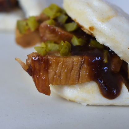 Baos de Secreto Ibérico con Glaseado de Miso y Pepinillos