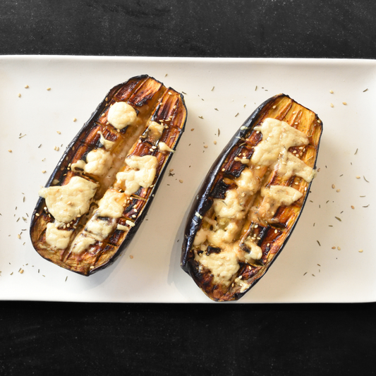 Berenjenas con glaseado de miso, miel y salsa tahini