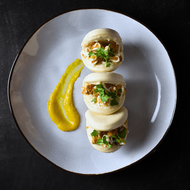 Bao de Calamares a la Romana con Alioli de Lima y Cilantro Fresco