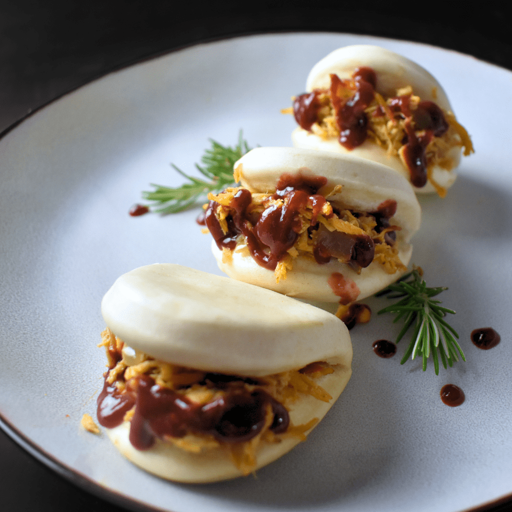Bao de pato confitado con salsa de ciruela