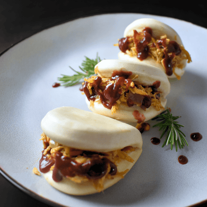 Bao de pato confitado con salsa de ciruela