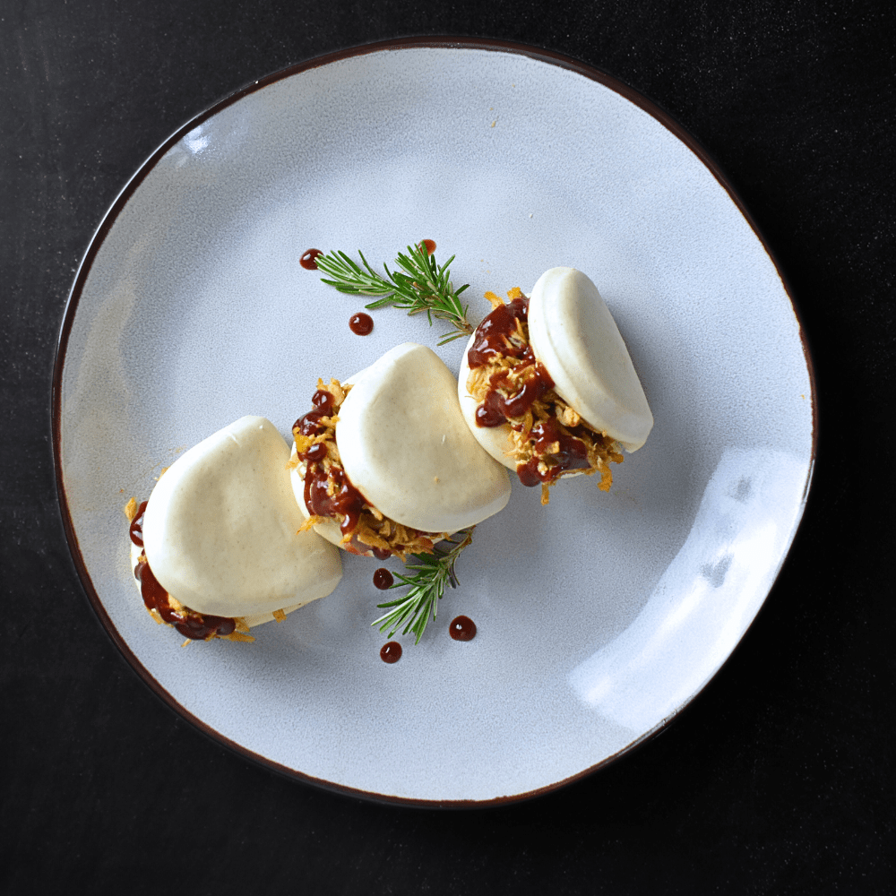 Bao de pato confitado con salsa de ciruela