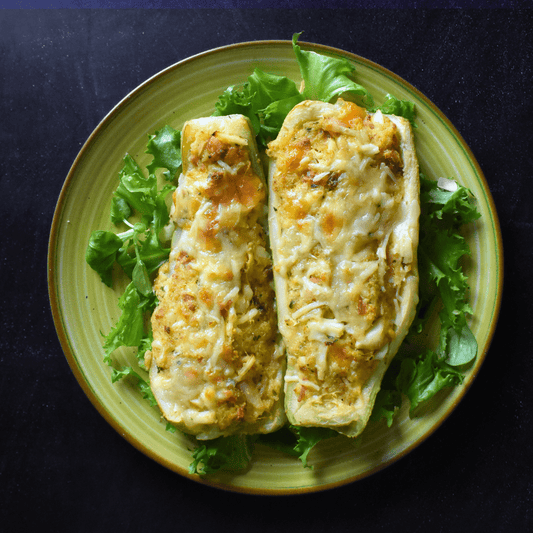Calabacines rellenos de pollo especiado y gratinado de quesos