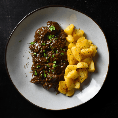 Carrillera iberica guisada con cacao y cerveza negra con patatas 