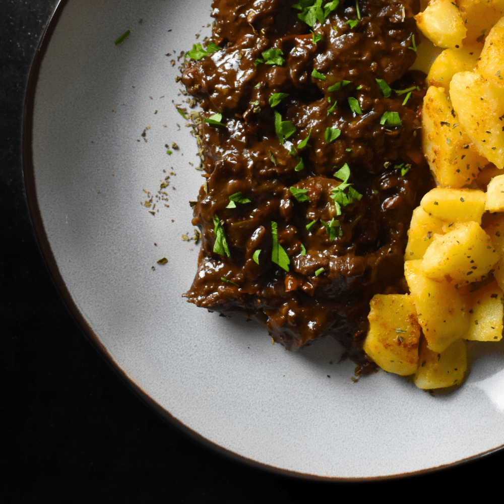 Carrillera iberica guisada con cacao y cerveza negra con patatas 