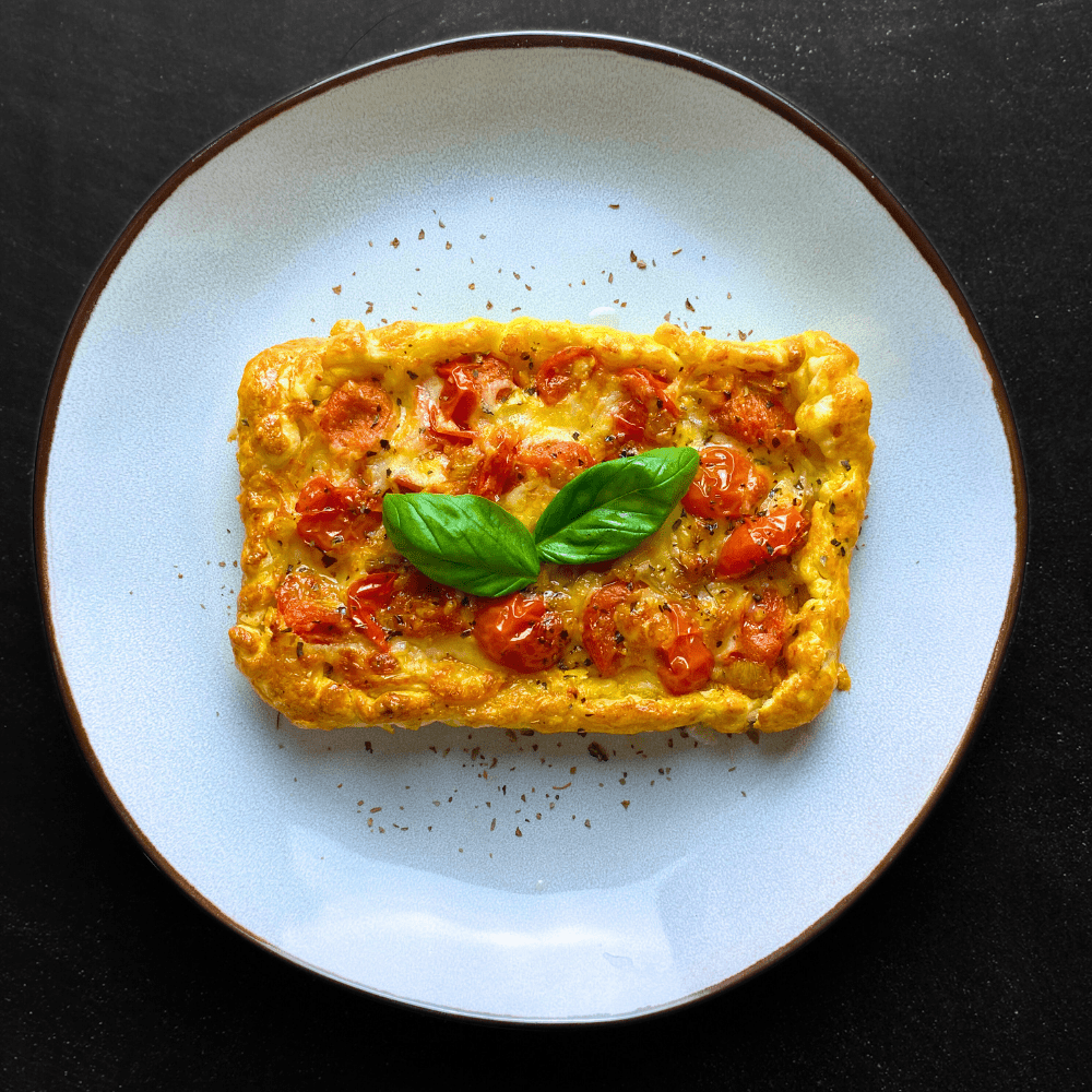 Hojaldre de caprese con tomate confitadp, mozarrella, albahaca