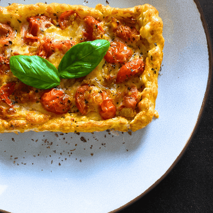 Hojaldre Caprese con Tomate Confitado, Mozzarella y Albahaca

