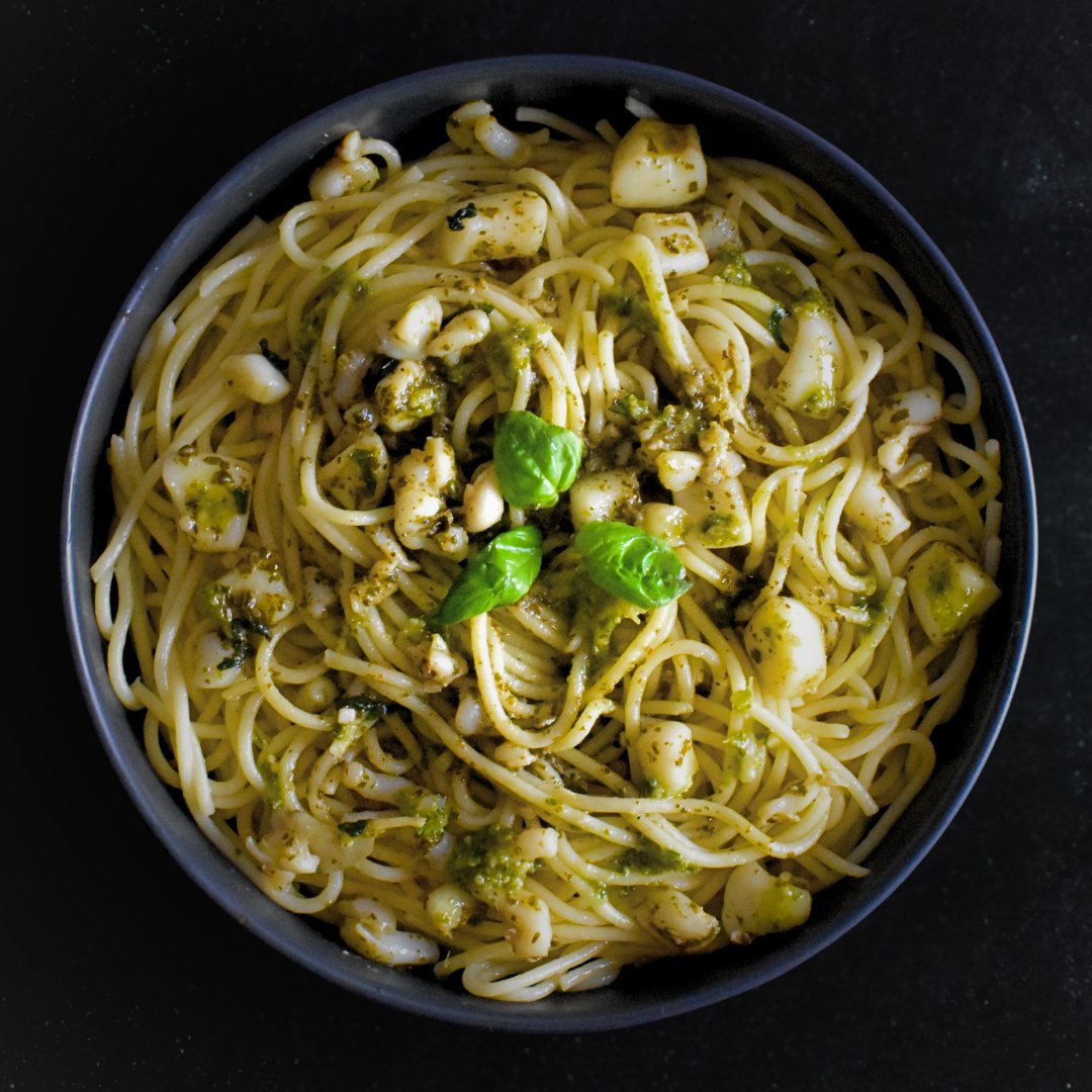 Pasta al pesto con sepia