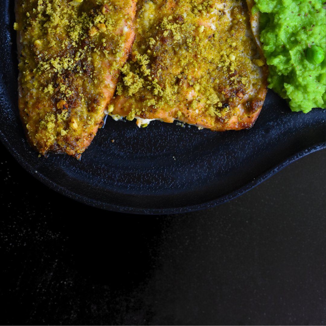 Salmón al Horno con Costra de Pistachos y Puré de Guisantes