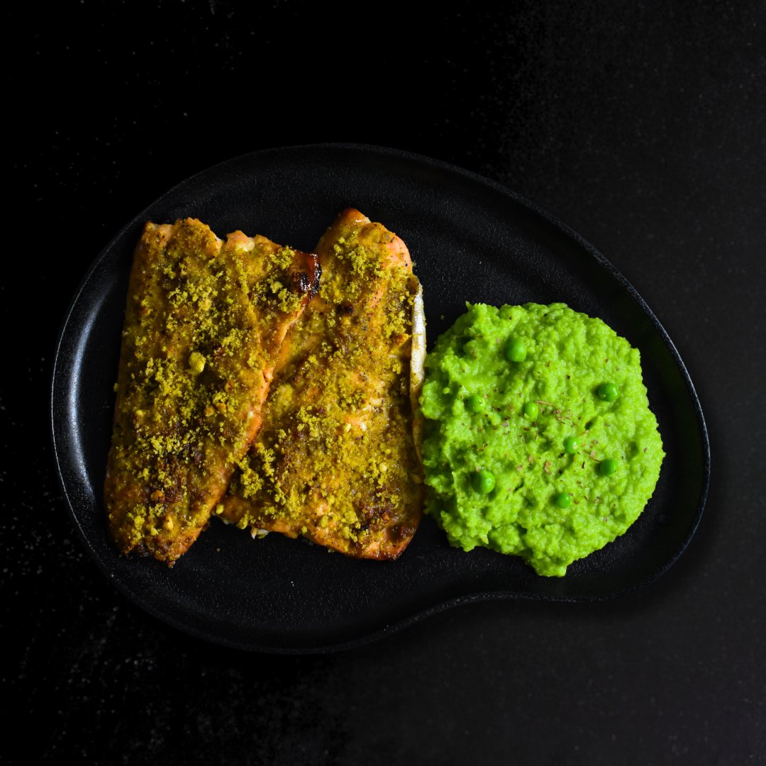 Salmón al Horno con Costra de Pistachos y Puré de Guisantes