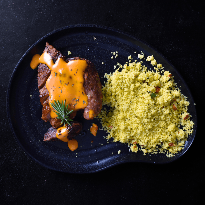 Secreto ibérico a la plancha con mojo de piquillos y couscous cítrico